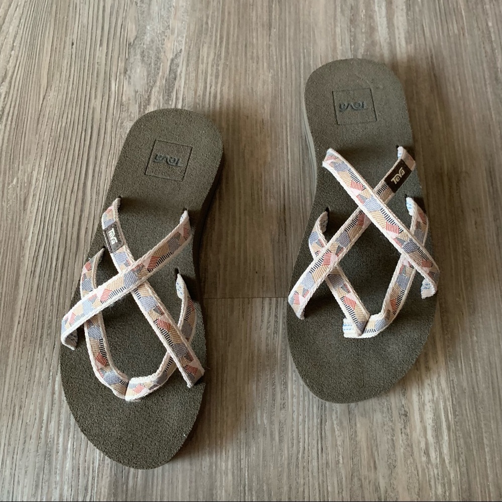 Teva Women's Olowahu Sandals Size 6